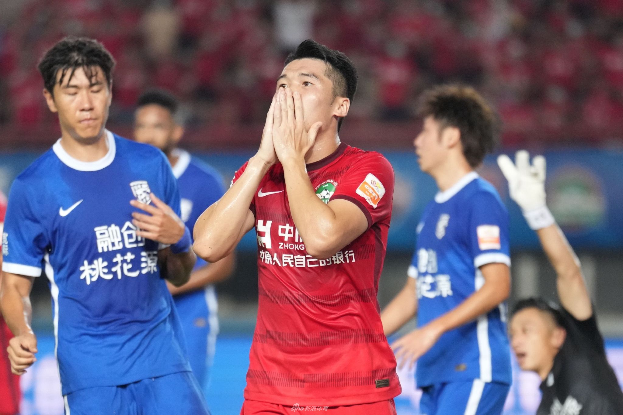 新浪体育直击河南vs武汉三镇