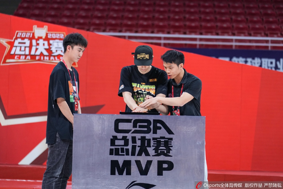 [CBA总决赛]赵继伟获FMVP