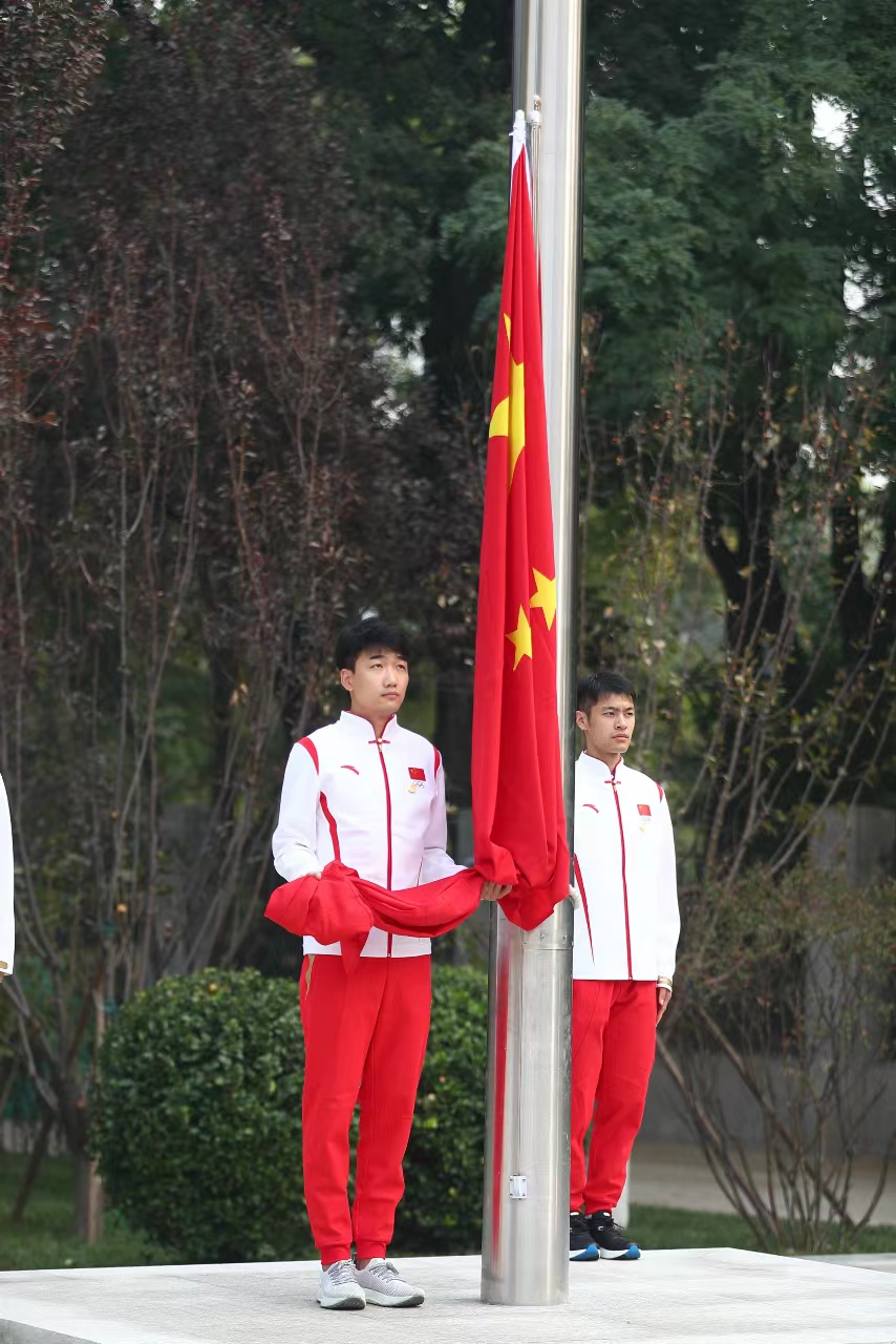 短道速滑等队伍举行升旗仪式