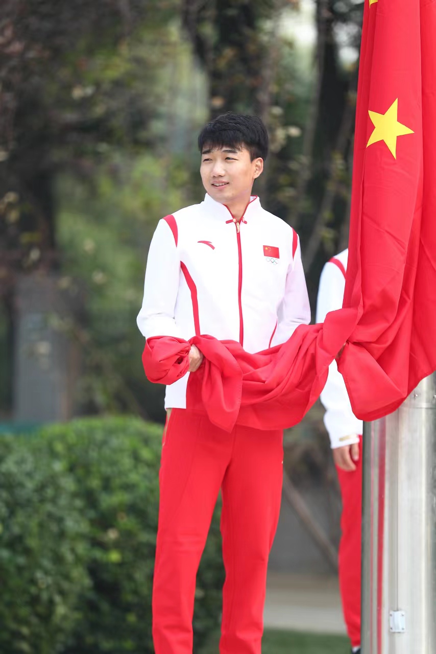 短道速滑等队伍举行升旗仪式