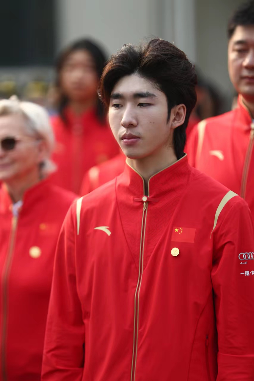 短道速滑等队伍举行升旗仪式