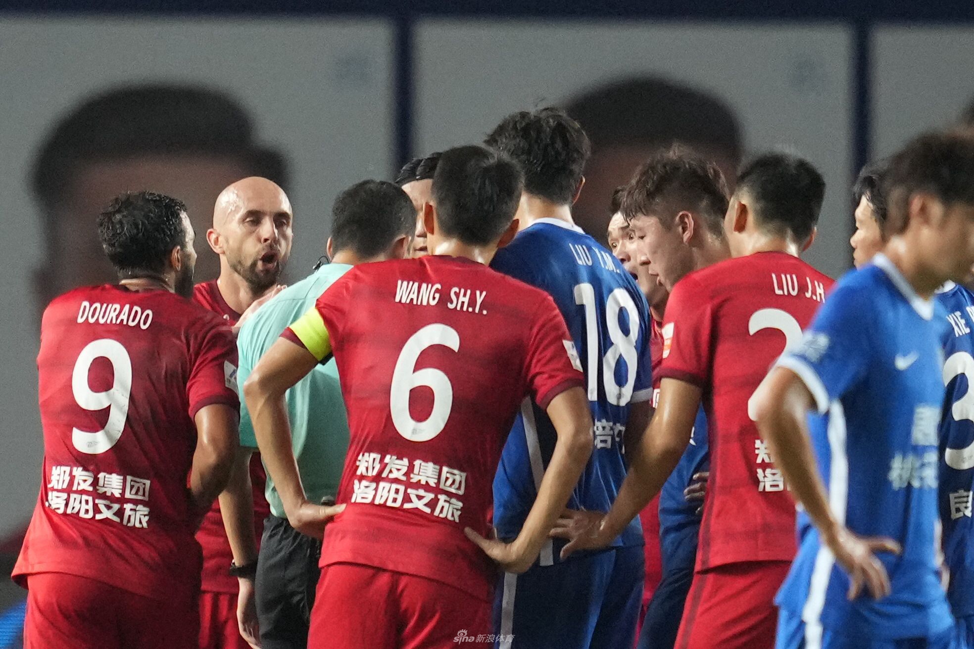 新浪体育直击河南vs武汉三镇