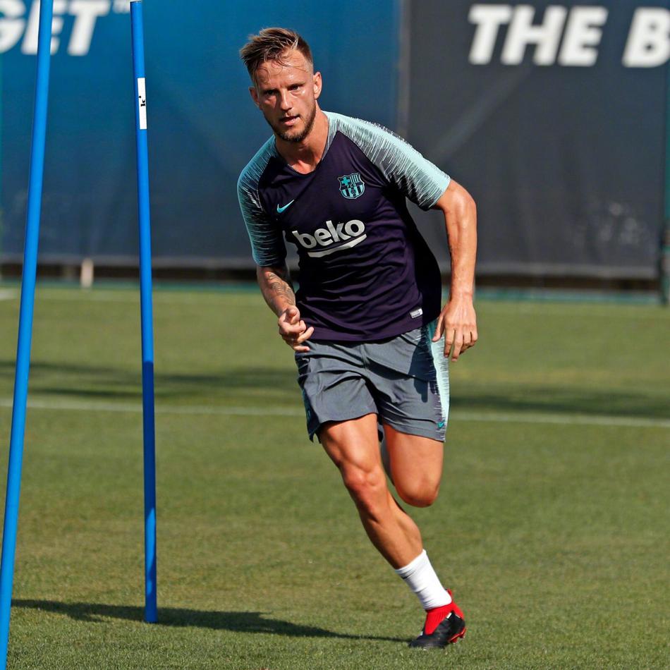 巴萨训练备战西超杯 梅西苏神脸上笑开花