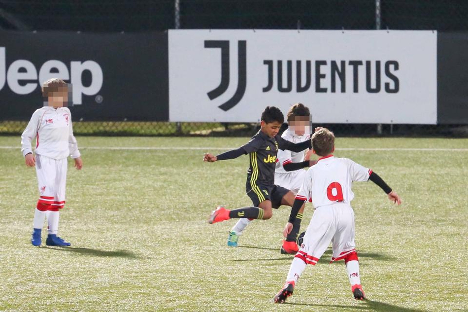 C罗携女友为迷你罗加油助威