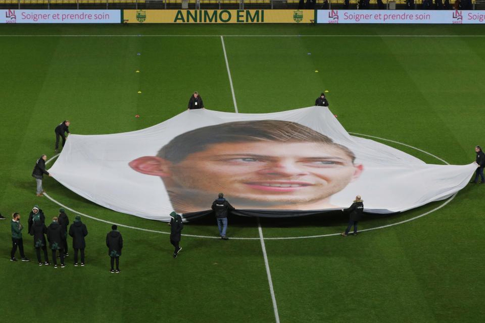 感动！球迷拉巨大tifo悼念萨拉