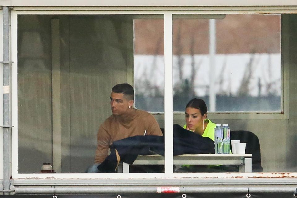 C罗携女友为迷你罗加油助威