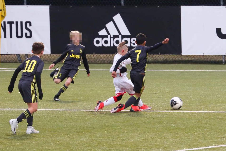 C罗携女友为迷你罗加油助威