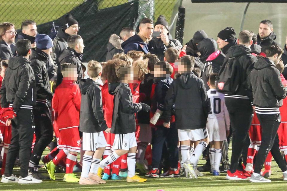 C罗携女友为迷你罗加油助威