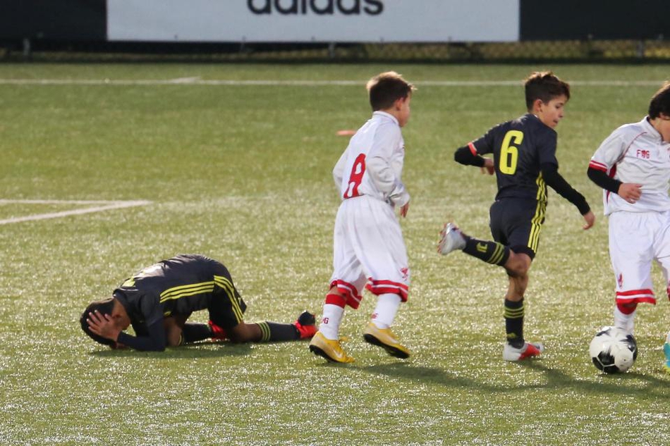 C罗携女友为迷你罗加油助威