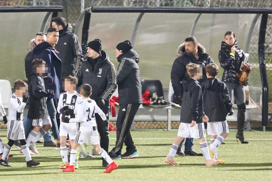 C罗携女友为迷你罗加油助威