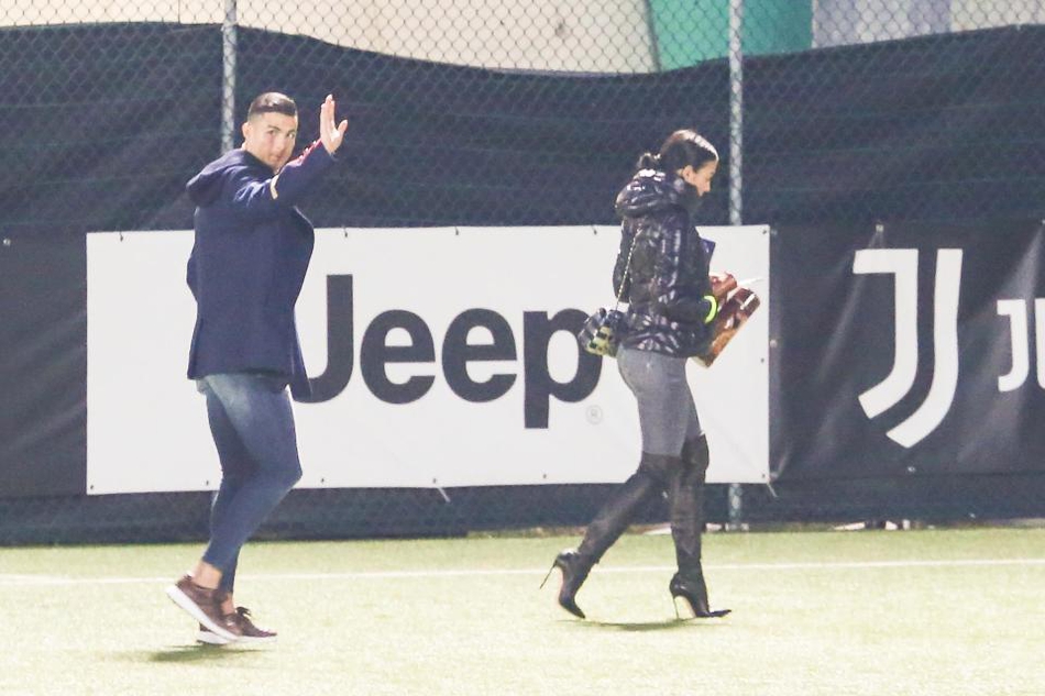 C罗携女友为迷你罗加油助威