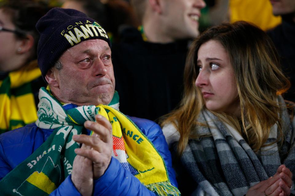 感动！球迷拉巨大tifo悼念萨拉