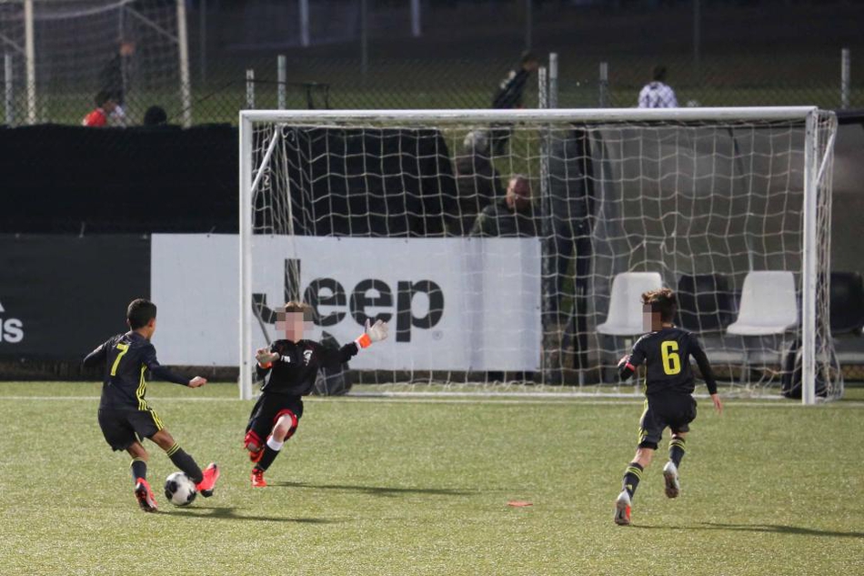 C罗携女友为迷你罗加油助威