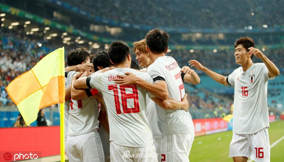 日本队庆祝进球