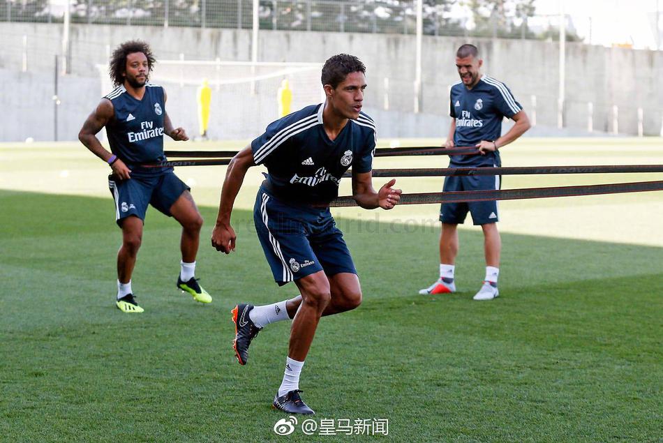 皇马双星回归球队参加训练