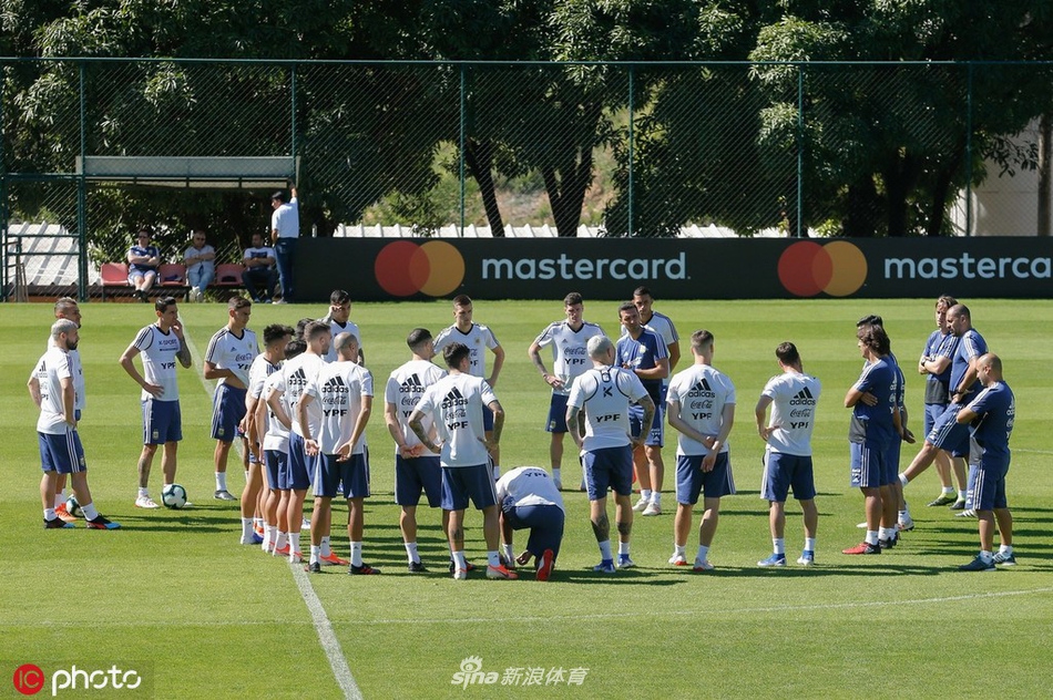 阿圭罗跟梅西说了啥？两人都笑开花