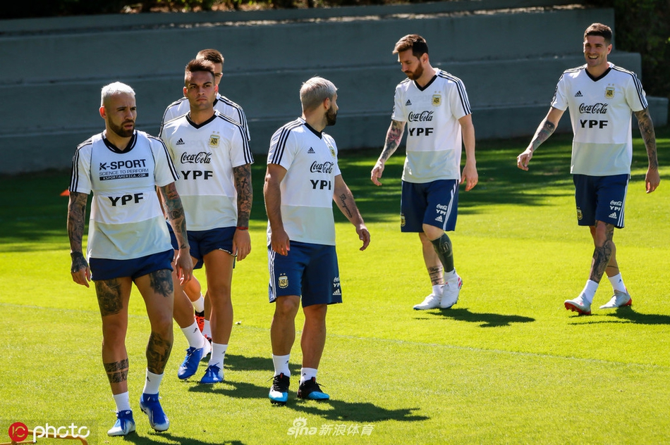 阿圭罗跟梅西说了啥？两人都笑开花