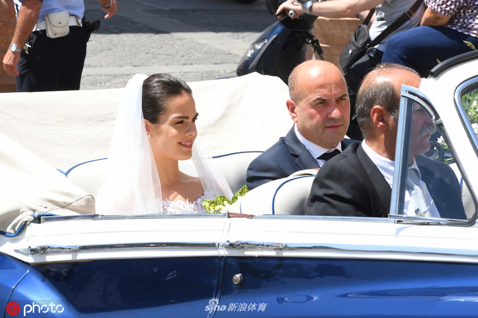 米兰大将结婚啦！新娘太美了