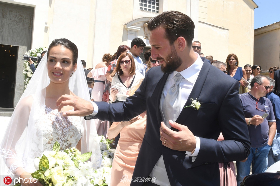 米兰大将结婚啦！新娘太美了