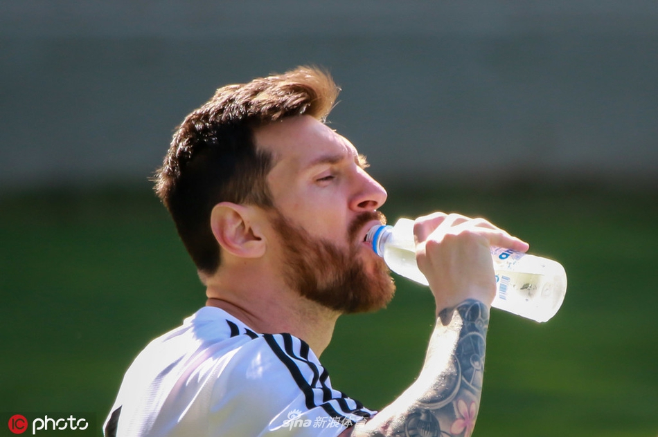 阿圭罗跟梅西说了啥？两人都笑开花