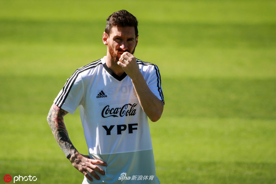 阿圭罗跟梅西说了啥？两人都笑开花