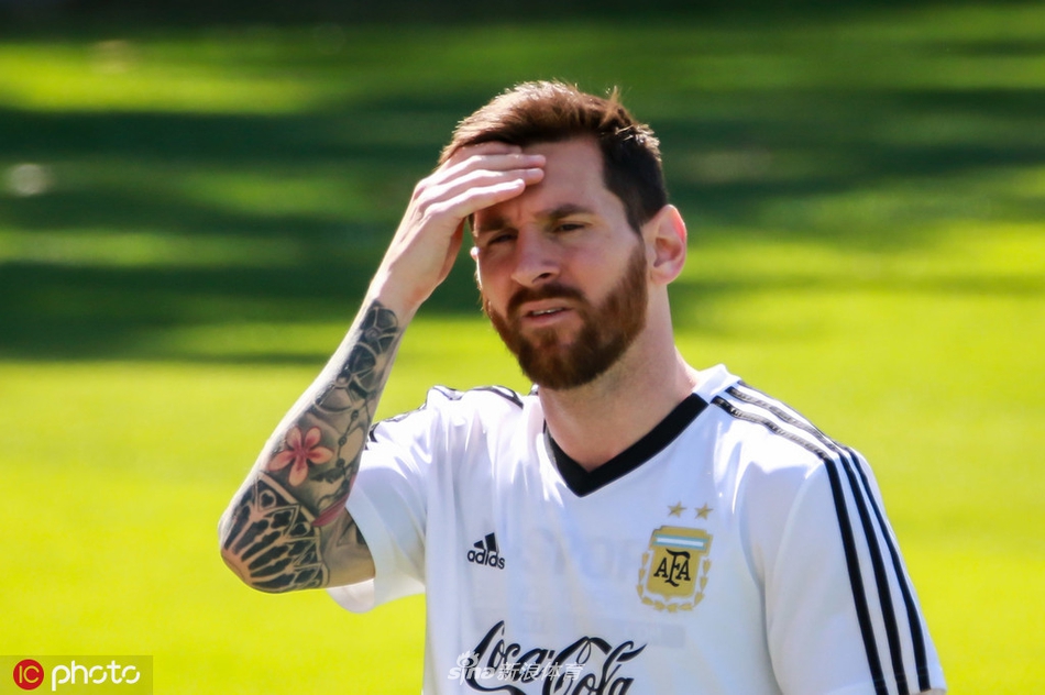 阿圭罗跟梅西说了啥？两人都笑开花