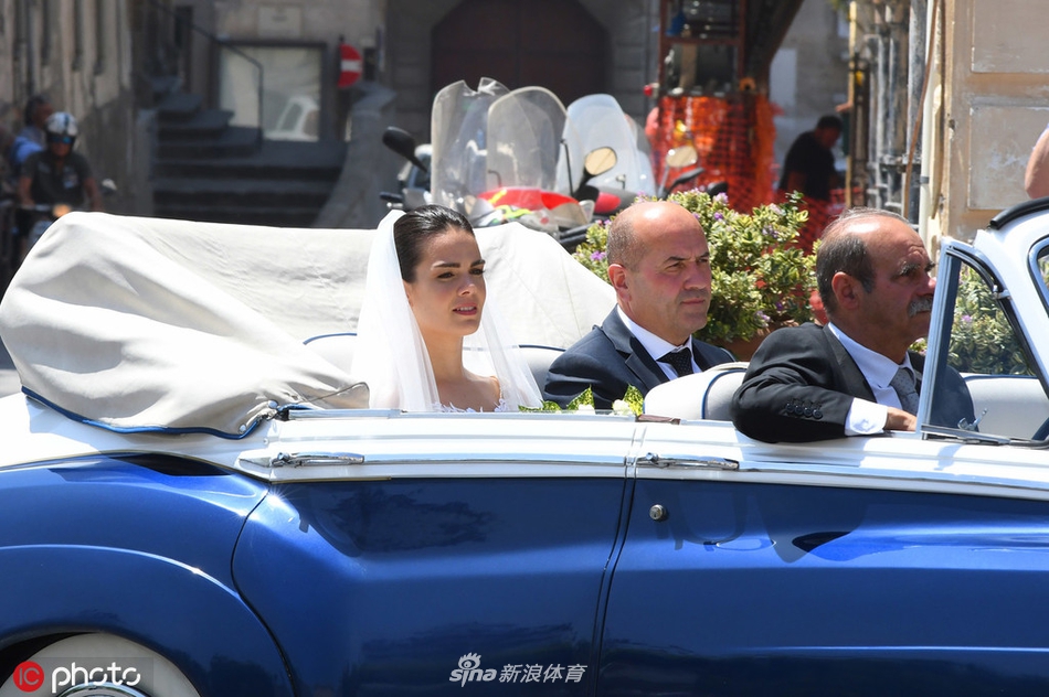 米兰大将结婚啦！新娘太美了