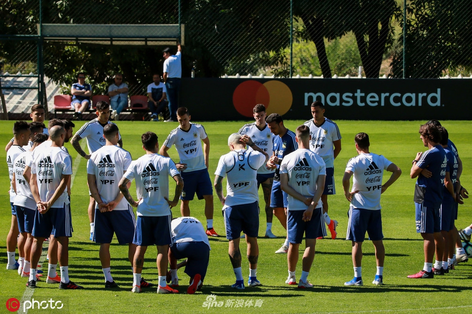 阿圭罗跟梅西说了啥？两人都笑开花