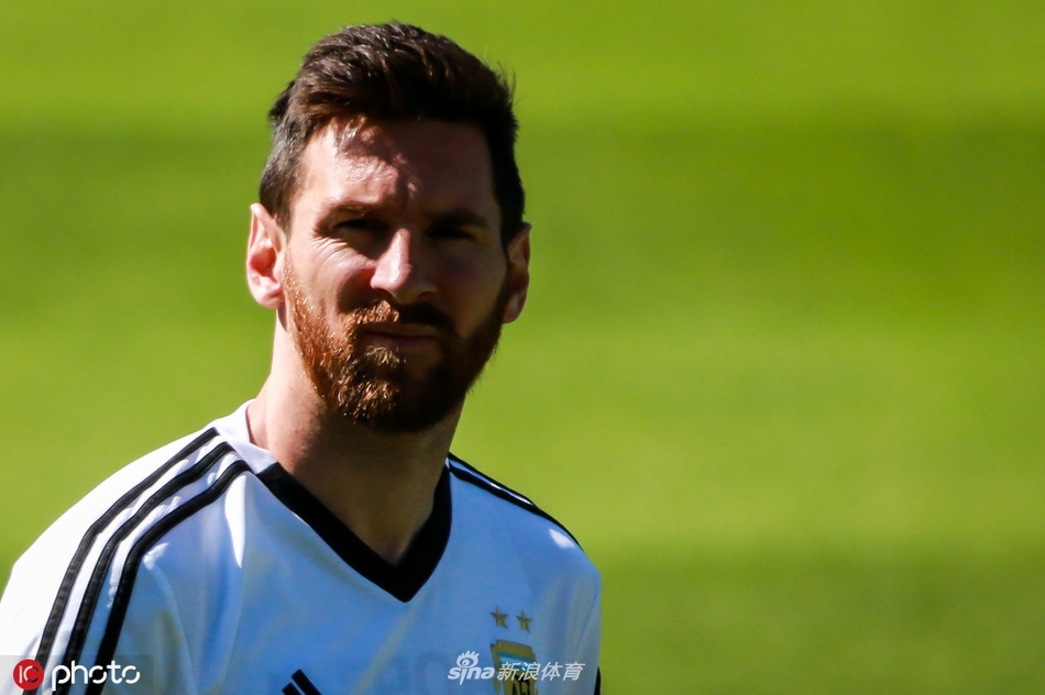 阿圭罗跟梅西说了啥？两人都笑开花