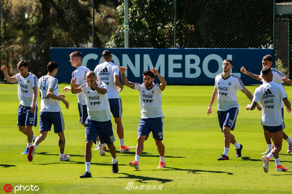 阿圭罗跟梅西说了啥？两人都笑开花