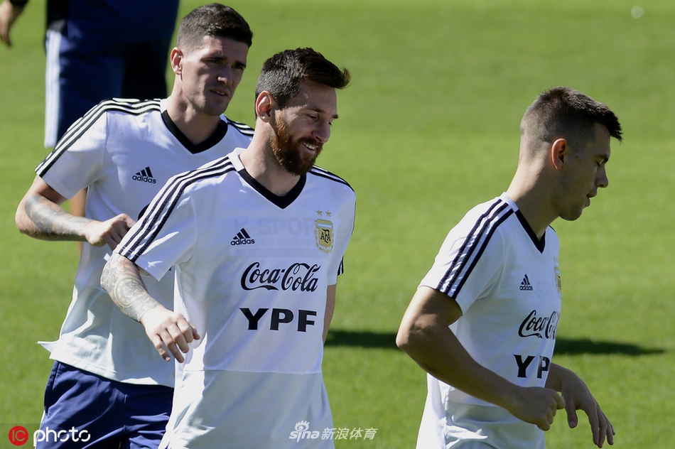 阿圭罗跟梅西说了啥？两人都笑开花