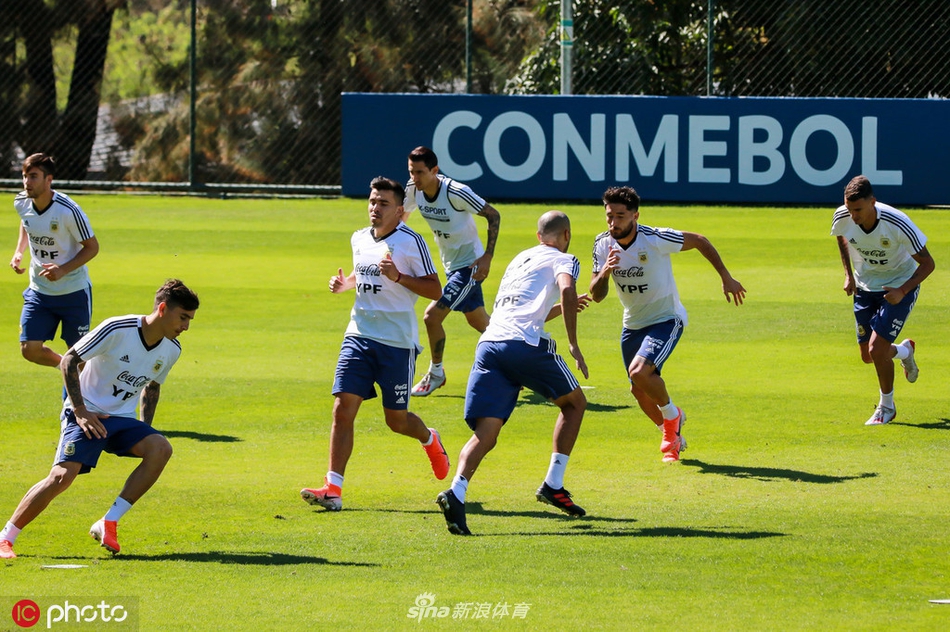 阿圭罗跟梅西说了啥？两人都笑开花