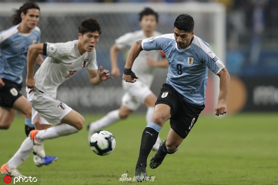 苏亚雷斯带球突破