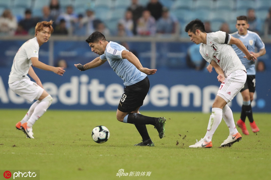 苏亚雷斯面对防守