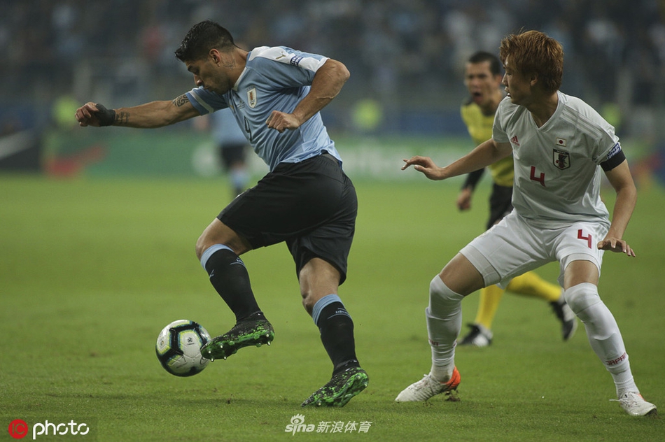 苏亚雷斯带球过人