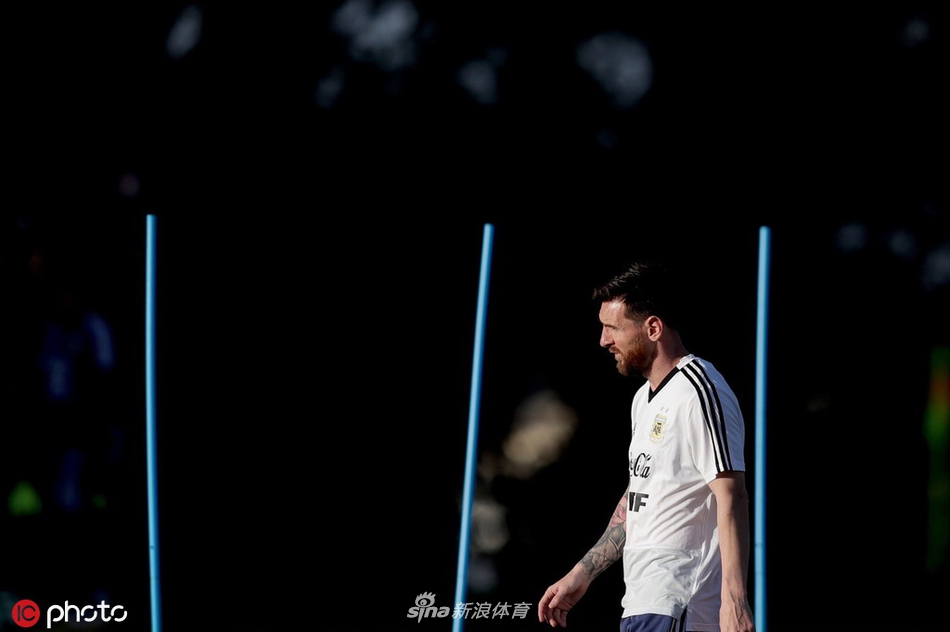 梅西一脸轻松 阿根廷备战美洲杯半决赛