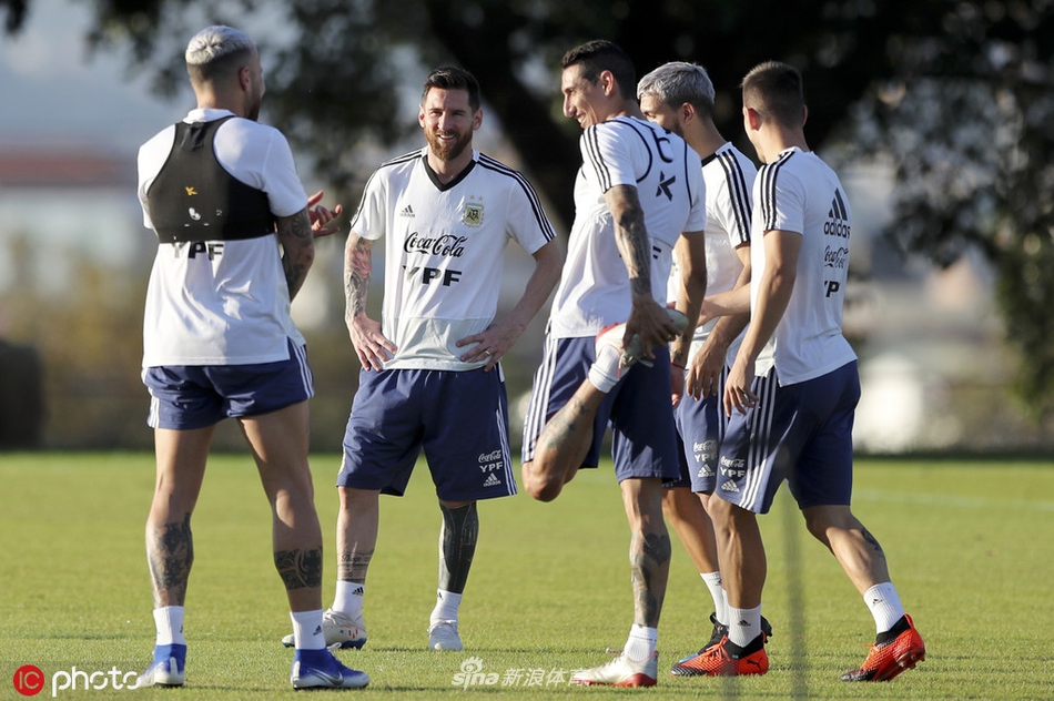 梅西一脸轻松 阿根廷备战美洲杯半决赛