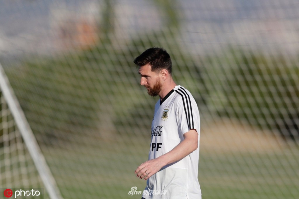 梅西一脸轻松 阿根廷备战美洲杯半决赛