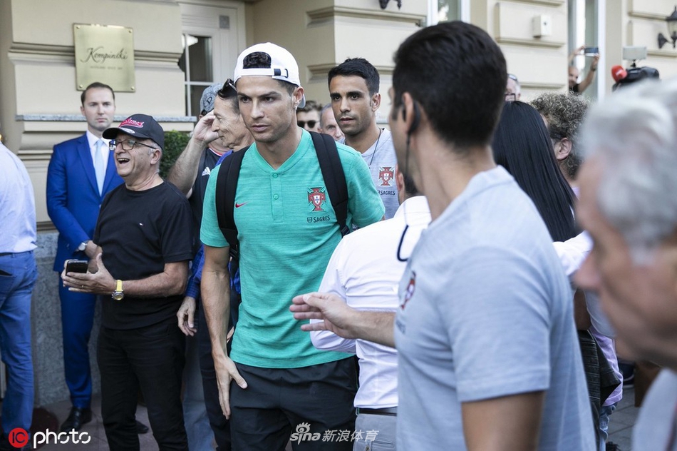 人帅心又善！C罗耐心为球迷签名