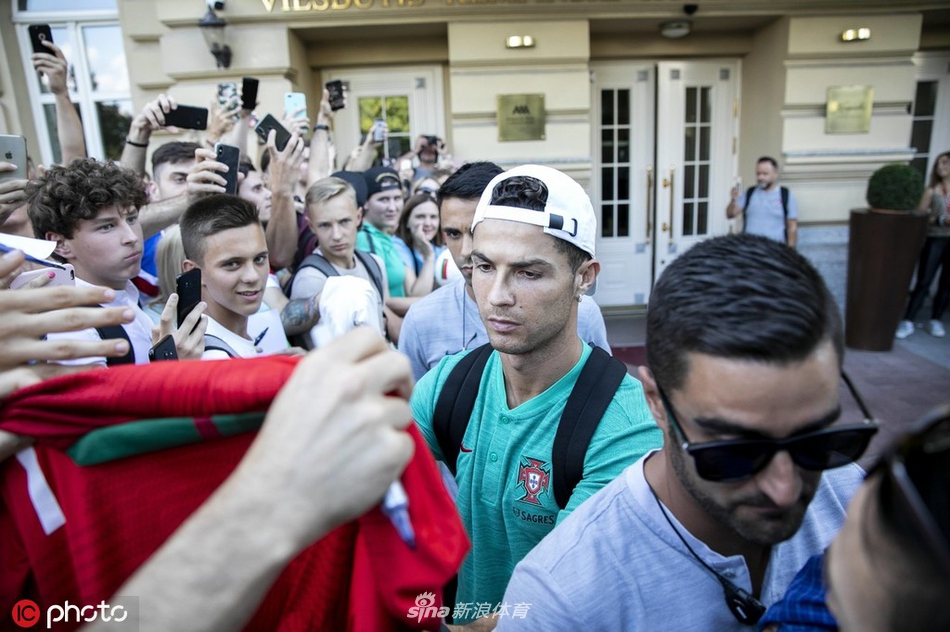 人帅心又善！C罗耐心为球迷签名