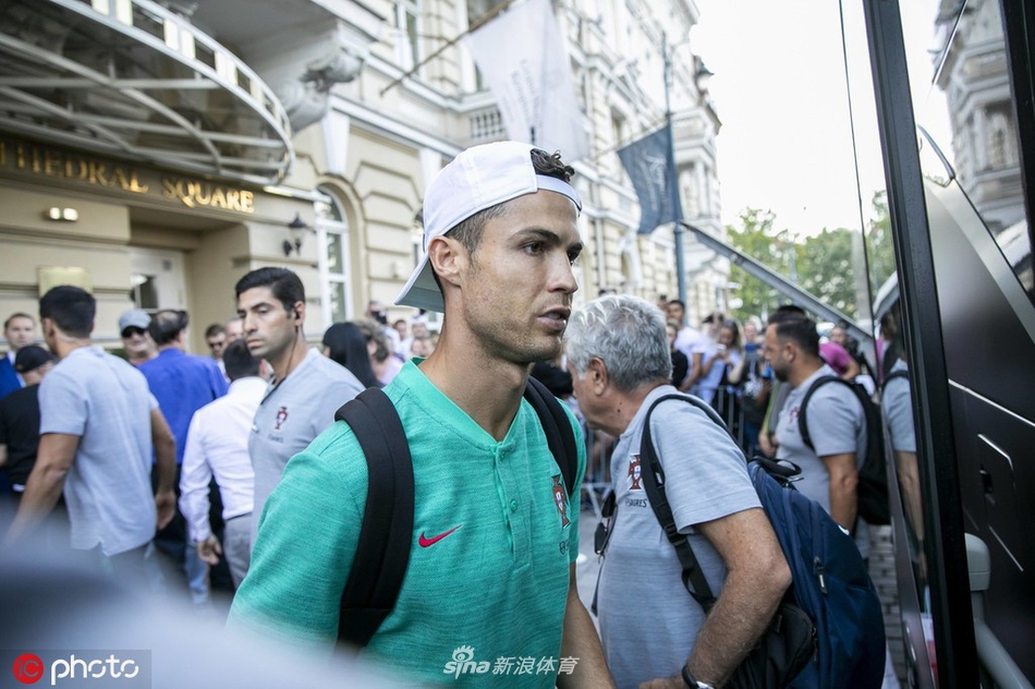 人帅心又善！C罗耐心为球迷签名