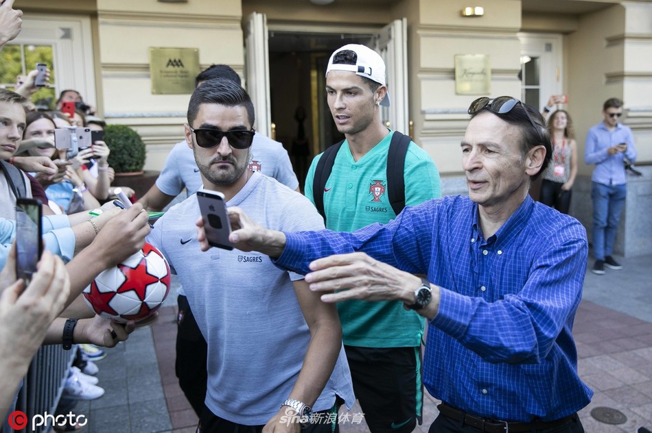 人帅心又善！C罗耐心为球迷签名