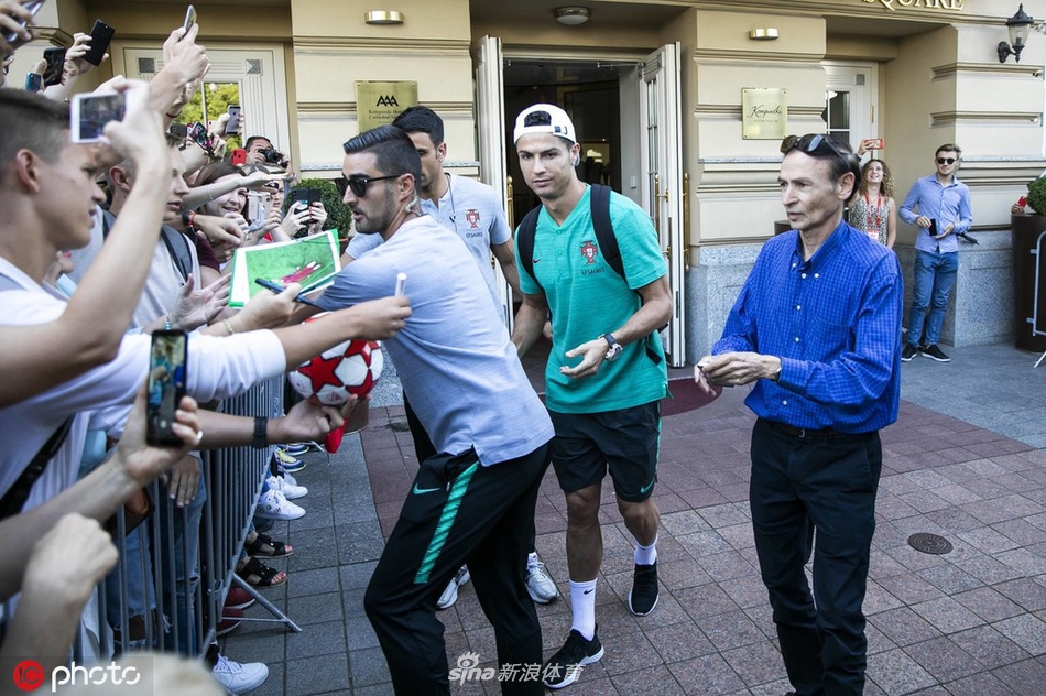 人帅心又善！C罗耐心为球迷签名