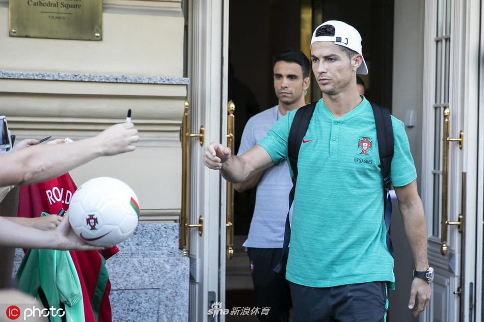 人帅心又善！C罗耐心为球迷签名