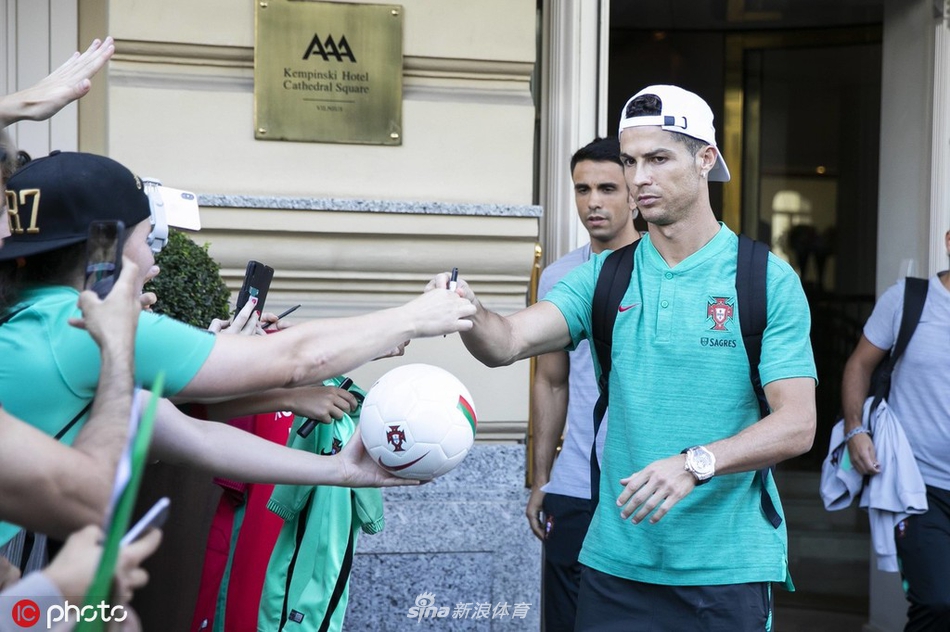 人帅心又善！C罗耐心为球迷签名