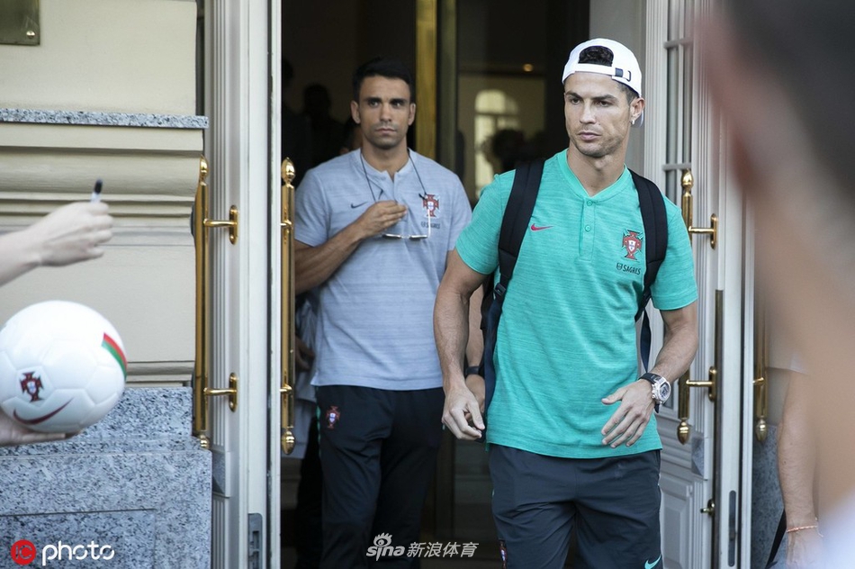 人帅心又善！C罗耐心为球迷签名