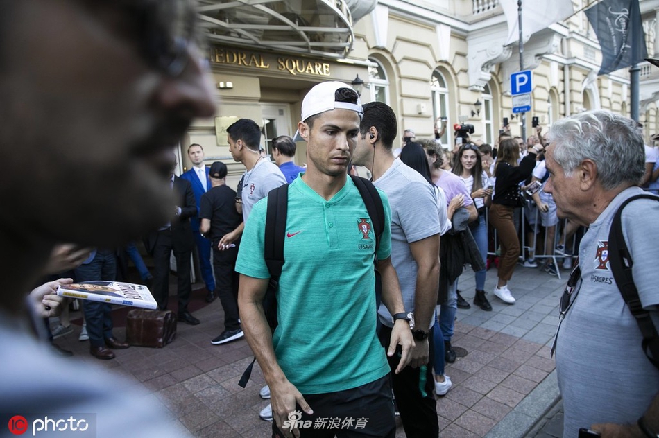 人帅心又善！C罗耐心为球迷签名