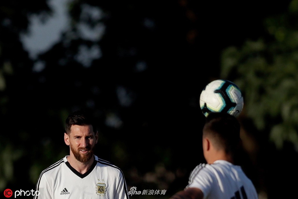 梅西一脸轻松 阿根廷备战美洲杯半决赛