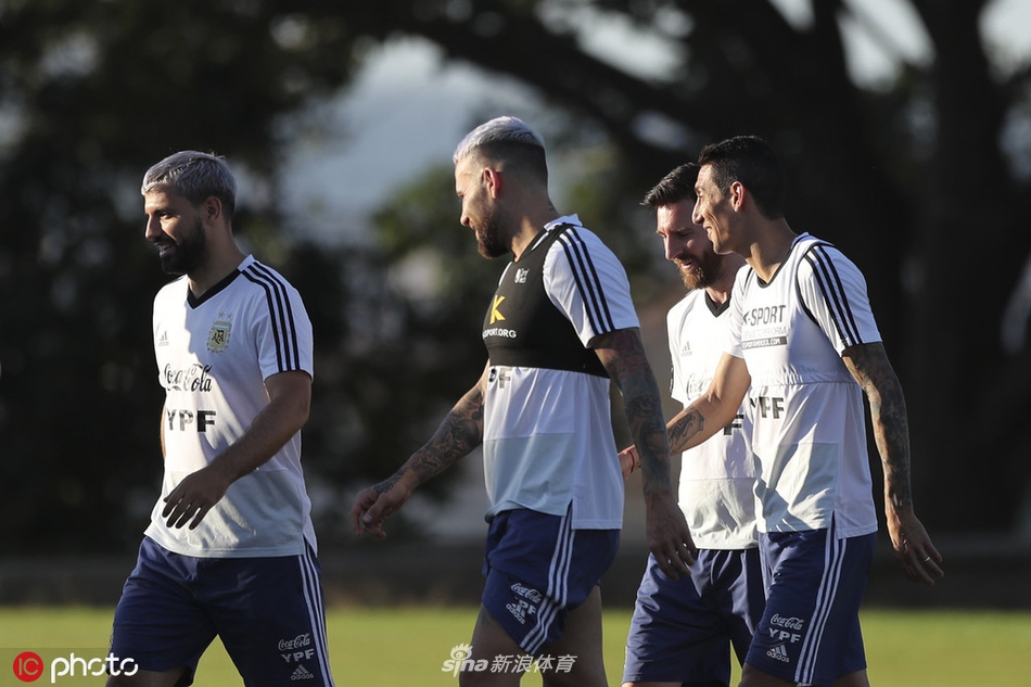 梅西一脸轻松 阿根廷备战美洲杯半决赛