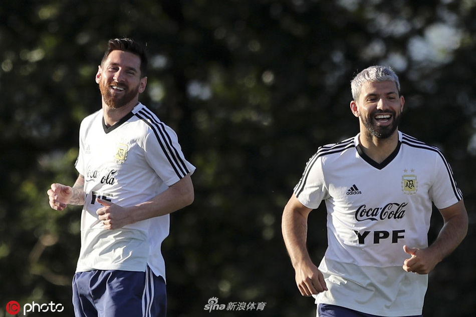 梅西一脸轻松 阿根廷备战美洲杯半决赛